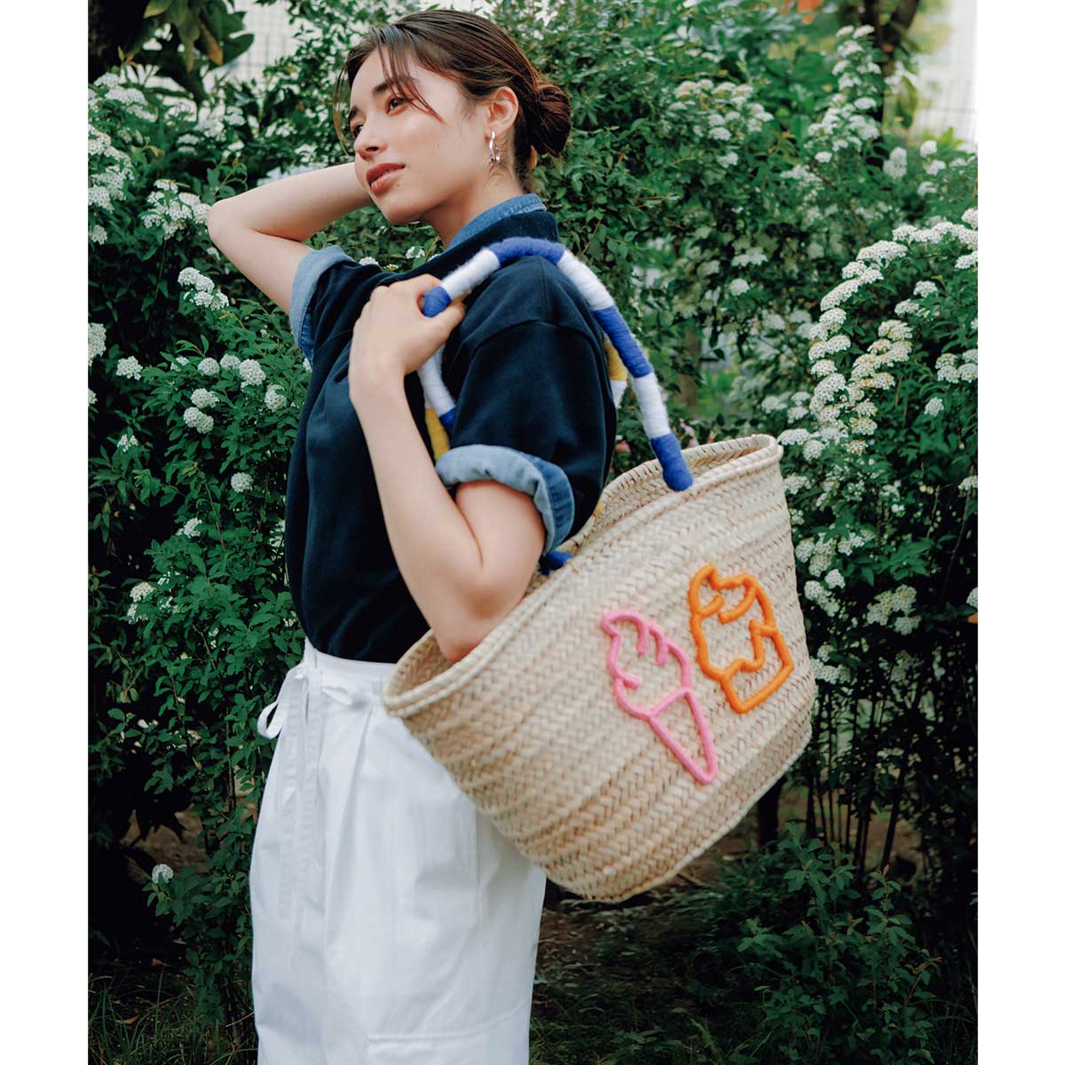 ポロシャツと白パンツにかごバッグのコーデ