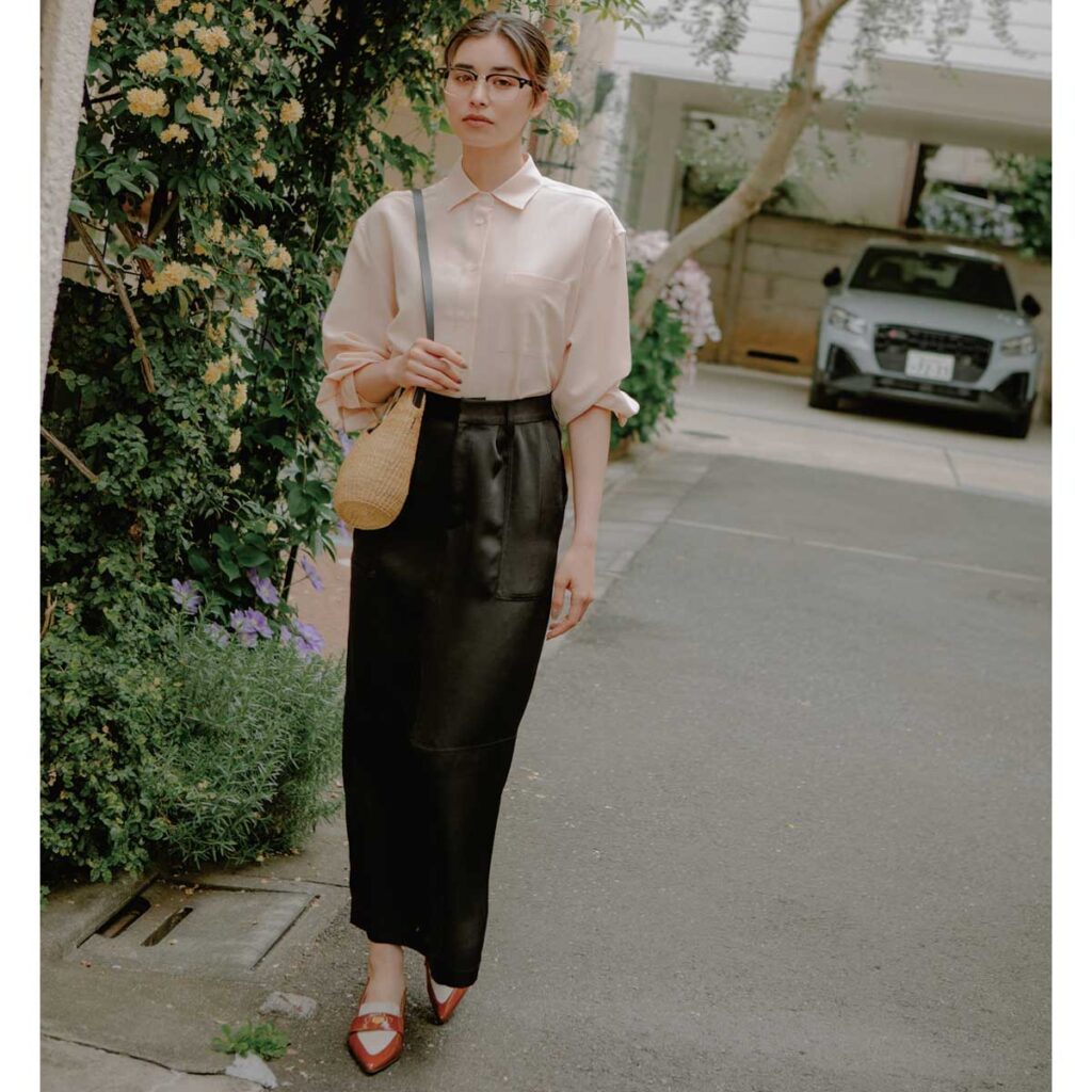 トラッドコーデにミニかごバッグのコーデ