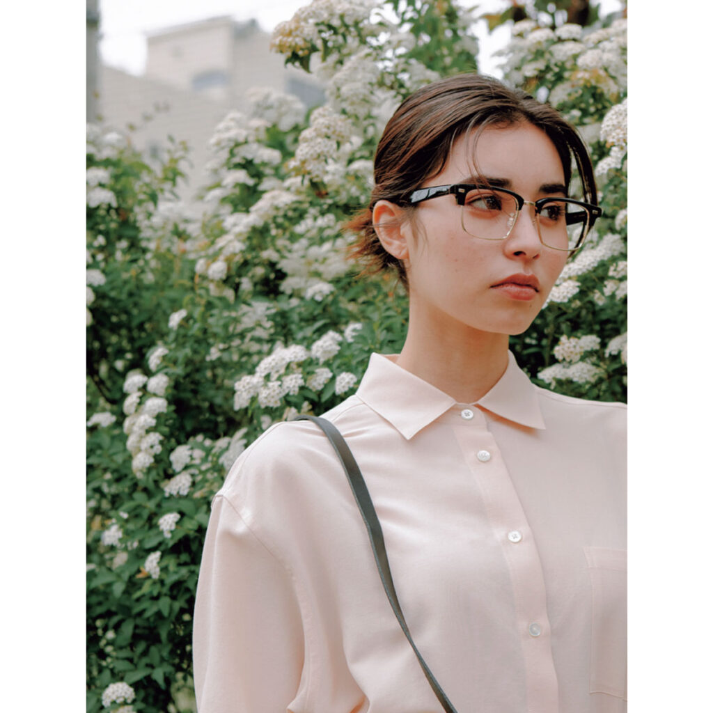 トラッドコーデにミニかごバッグのコーデ