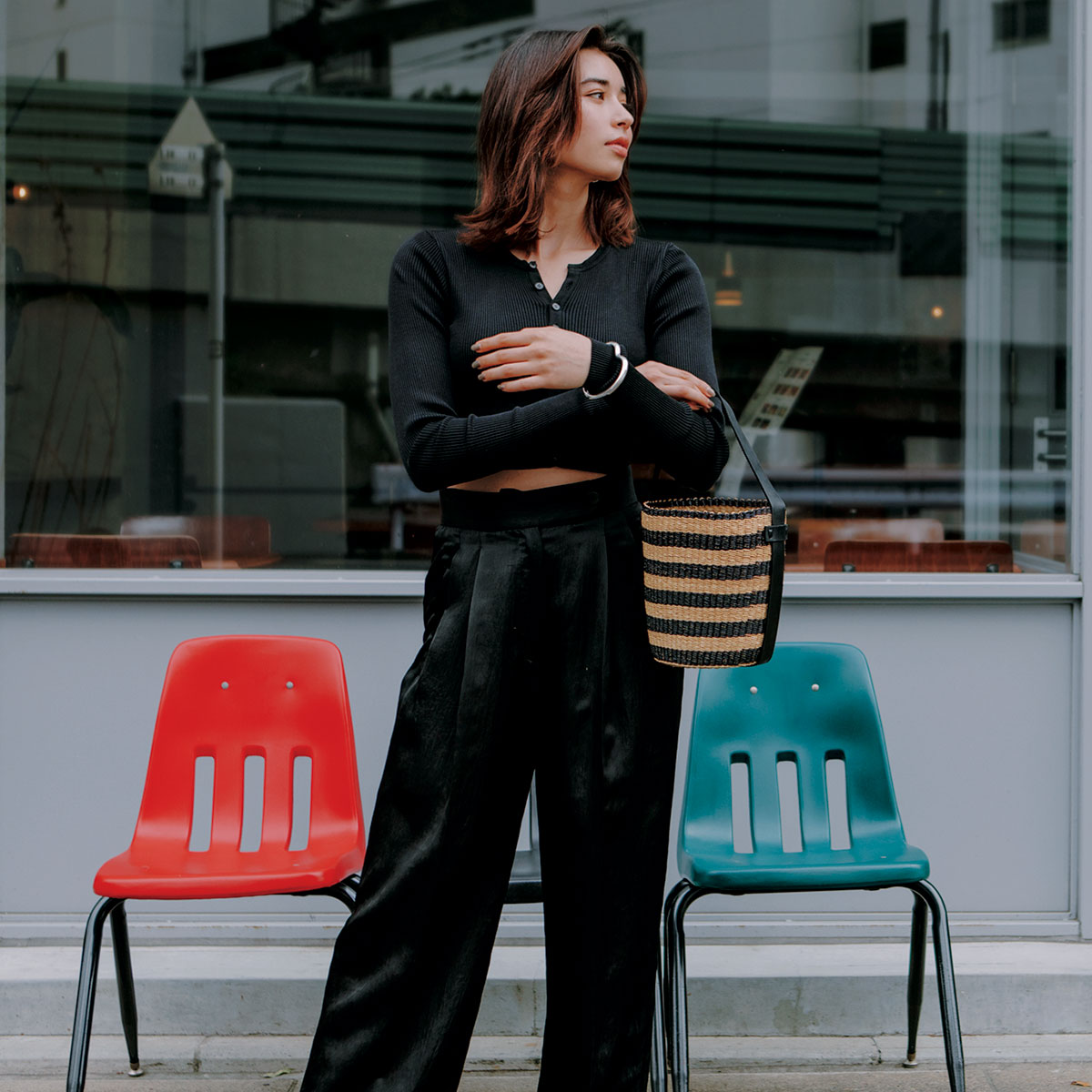 モノトーンコーデにボーダーデザインのかごバッグ