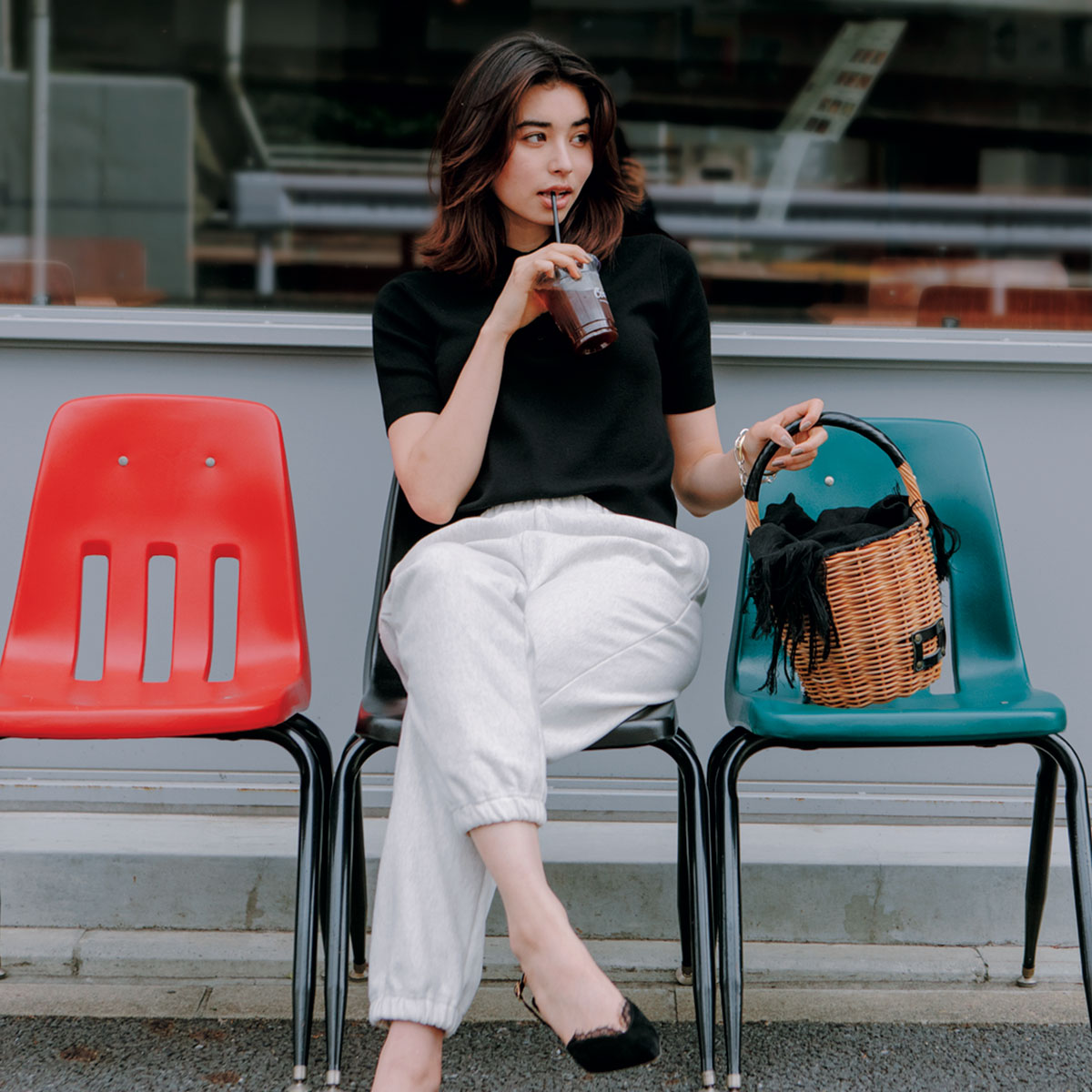 黒のポロニットに白のスウェットパンツにエバゴスの黒レザーかごバッグ