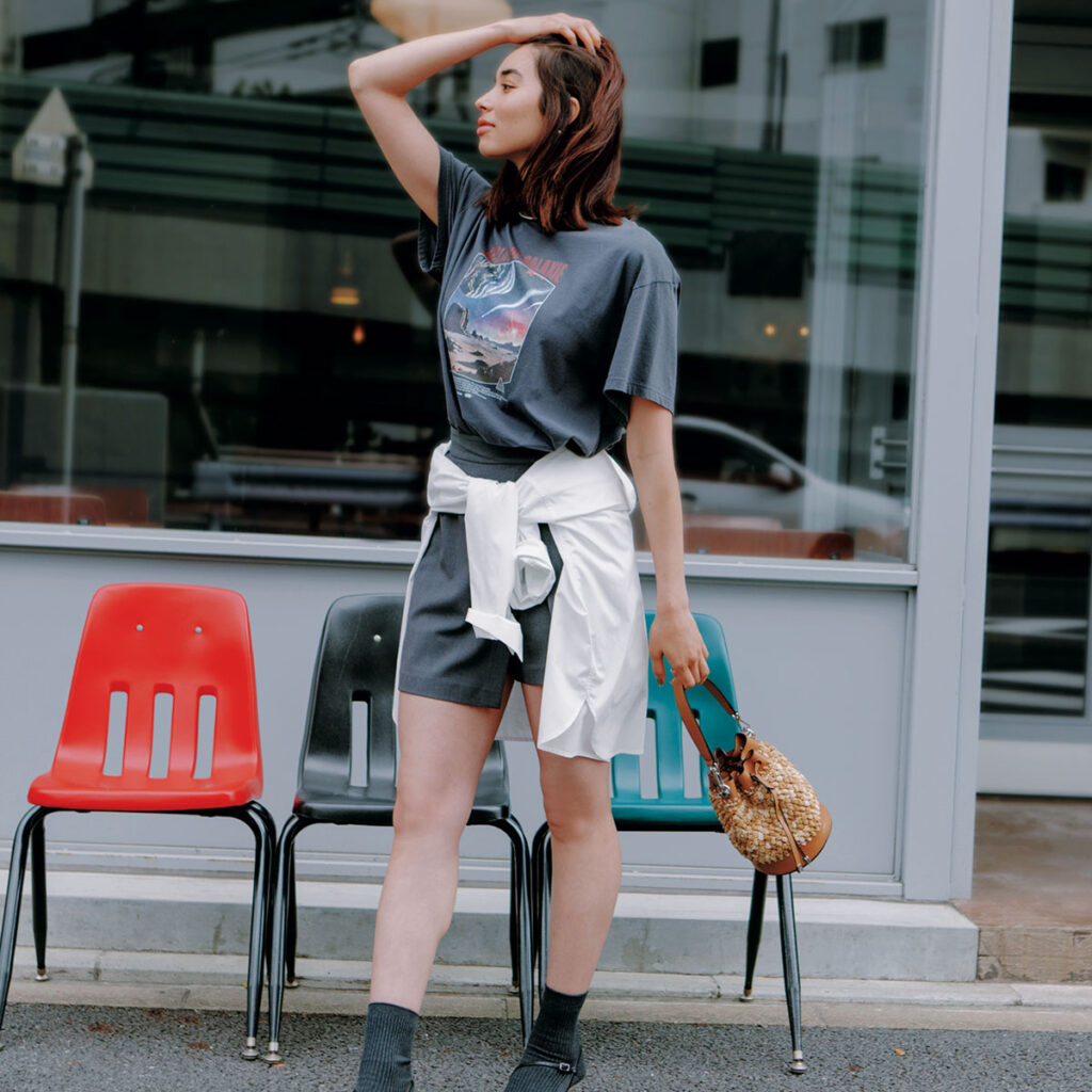 プリントTシャツにかごバッグのコーデ