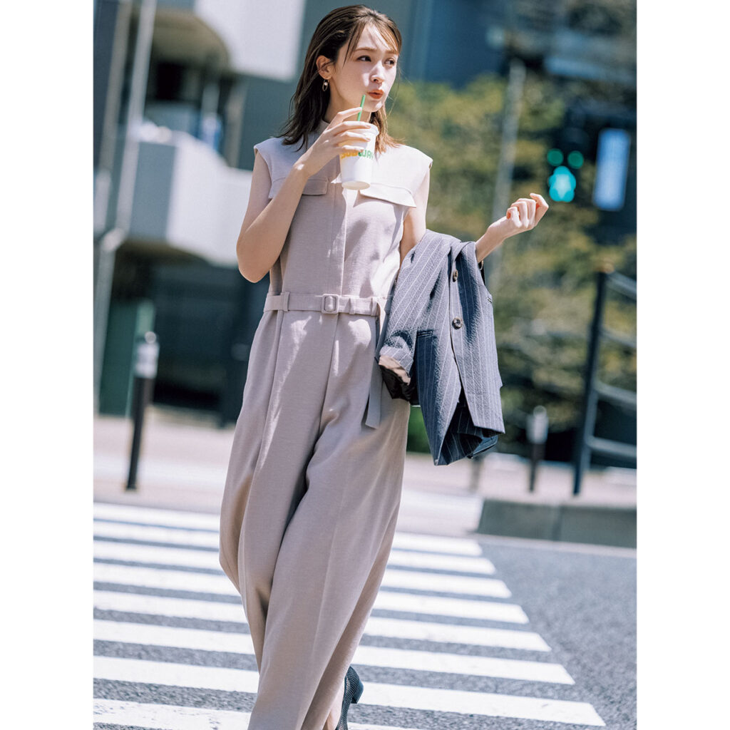 麻混素材のきれいめオールインワンコーデ