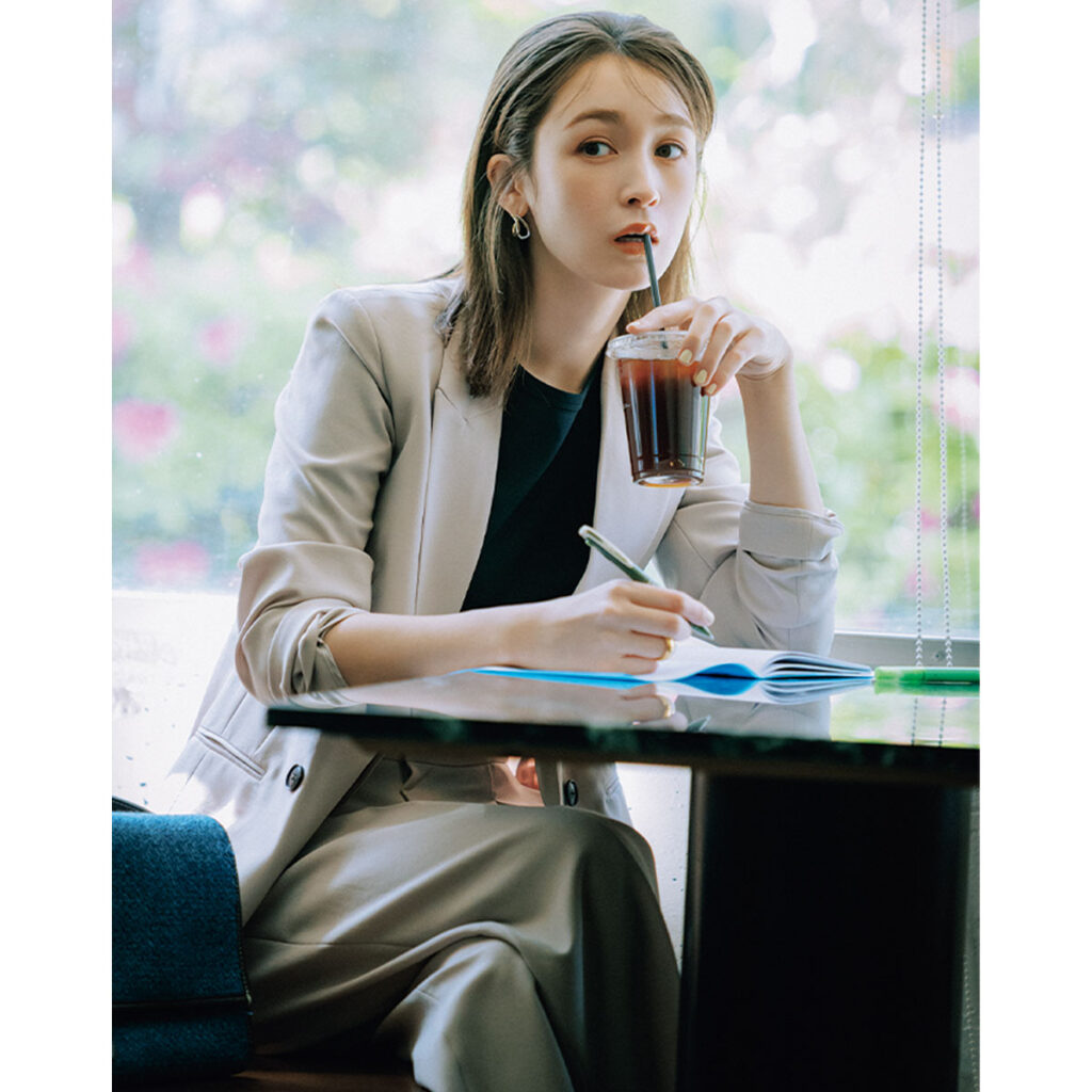 UVカット素材のジャケパンコーデ