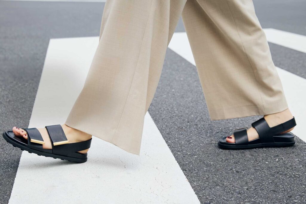 トッズのレザーサンダル