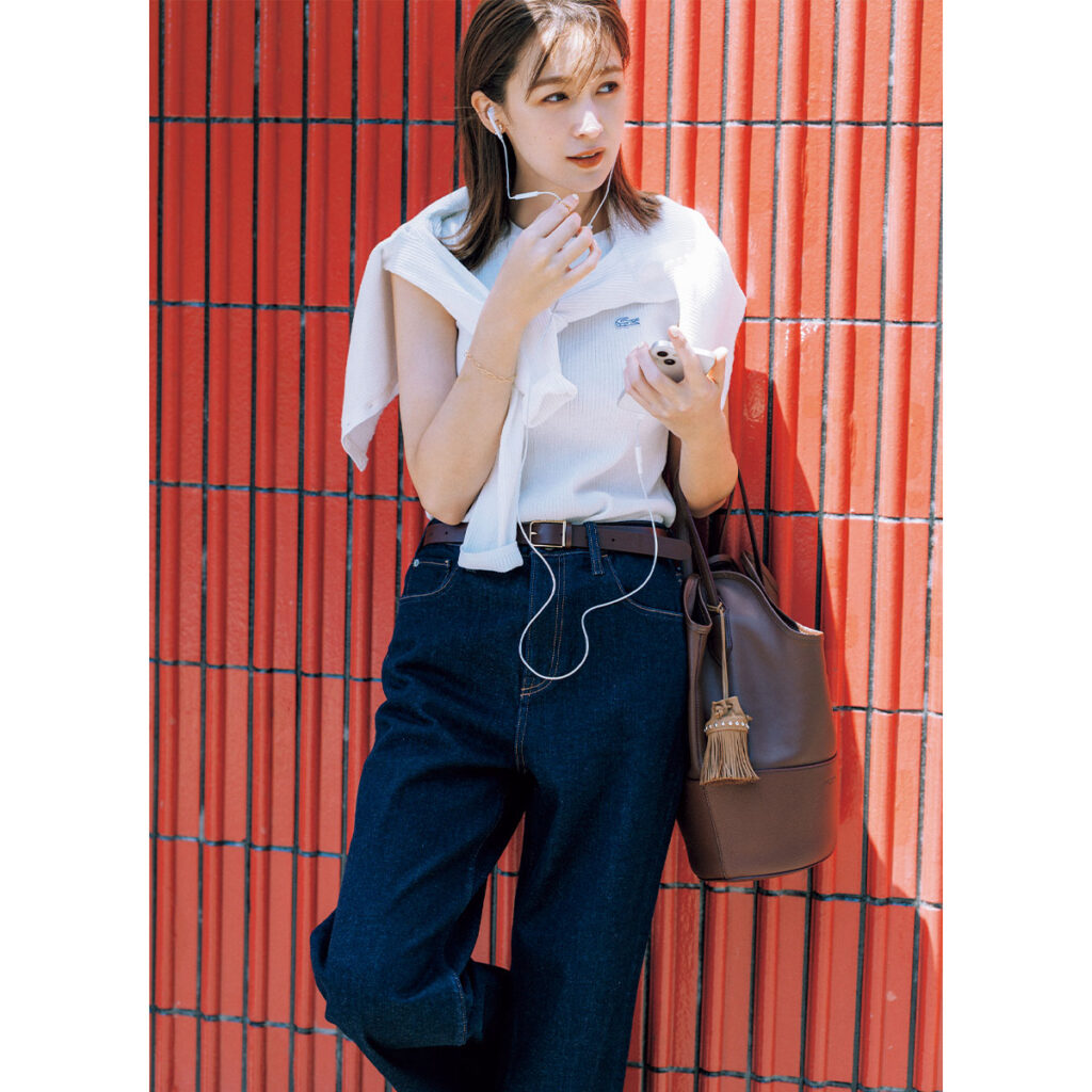 ラコステのタンクトップとVネックカーデのアンサンブルのコーデ