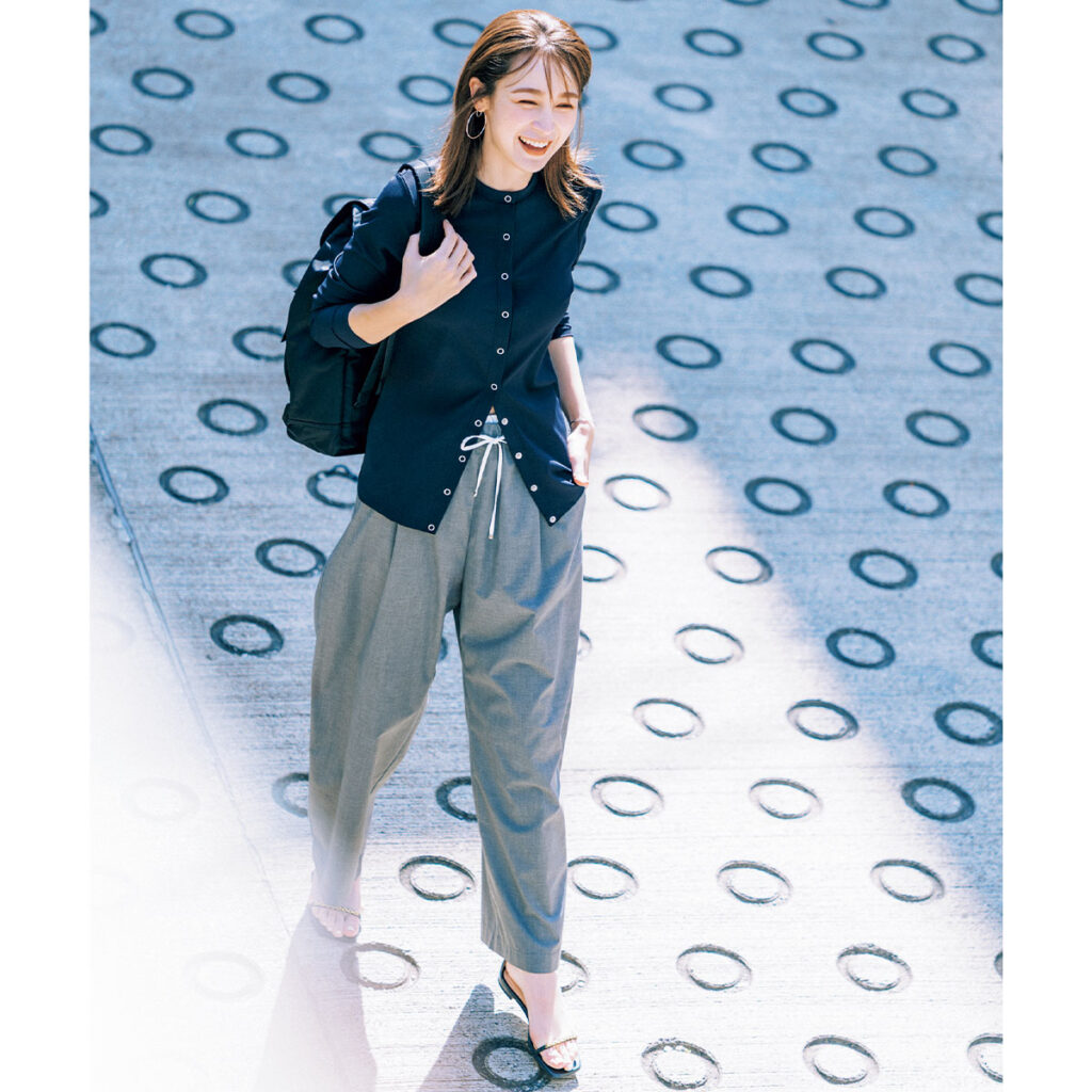 水着素材のラッシュガードカーデにパンツのコーデ