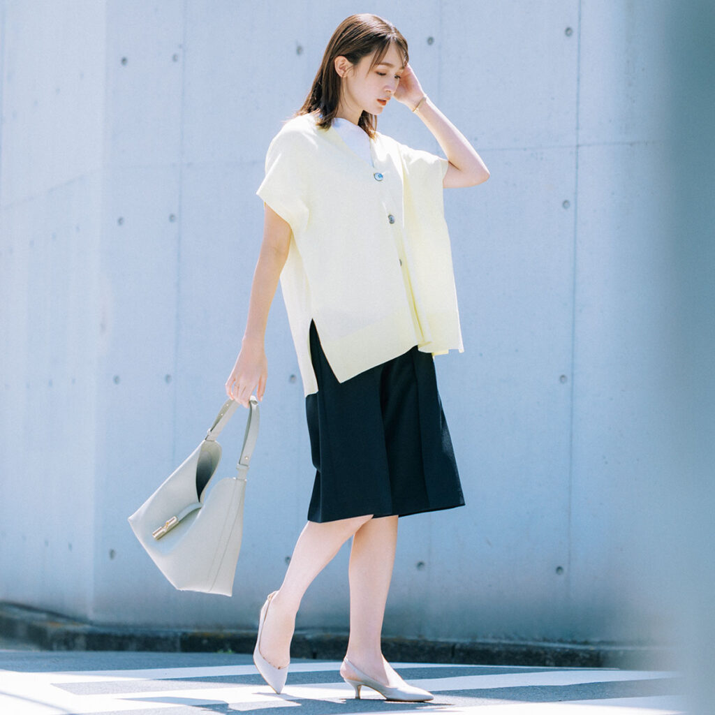 淡イエローのジレカーデにハーフパンツのコーデ