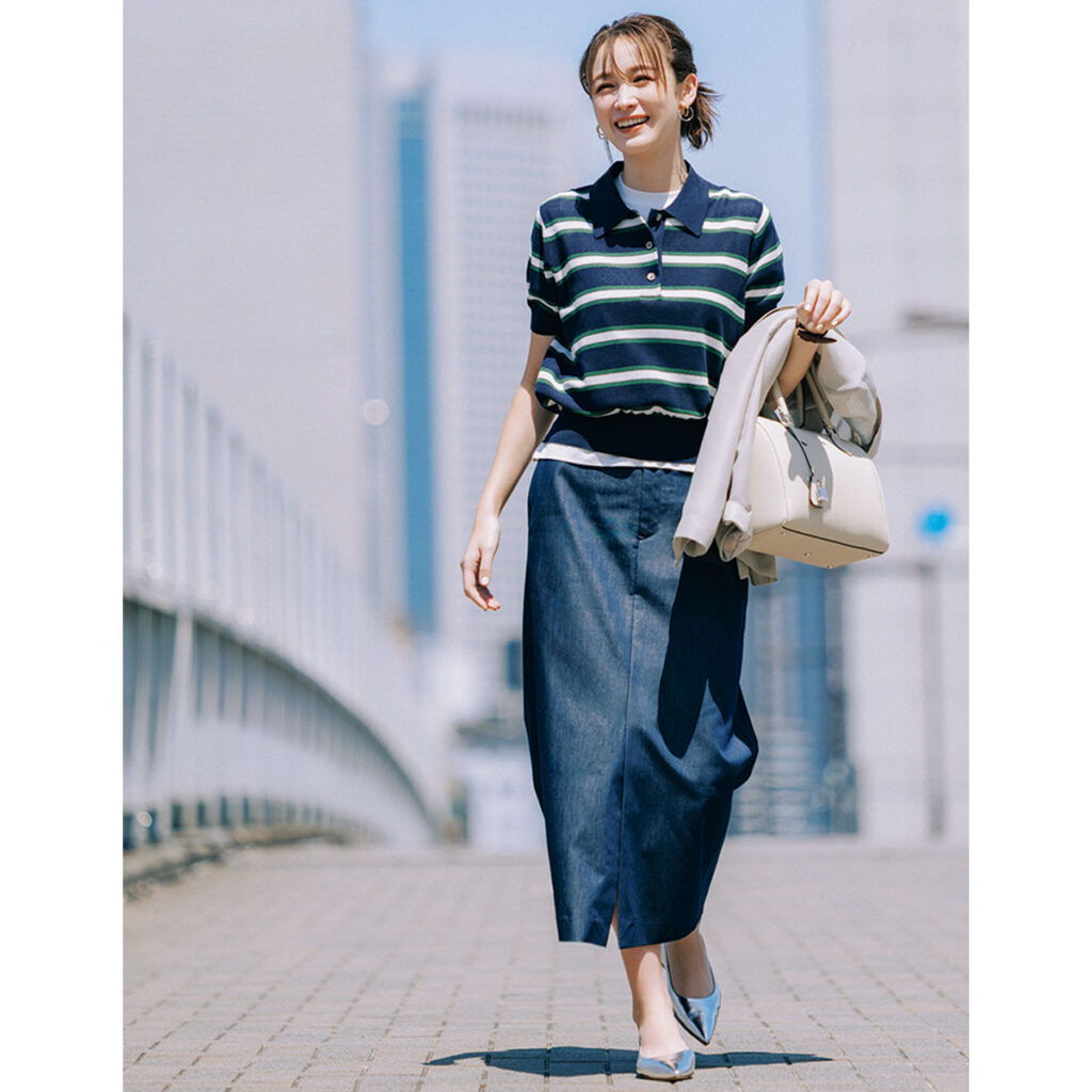 ナロー生地のデニムスカートにポロシャツのコーデ