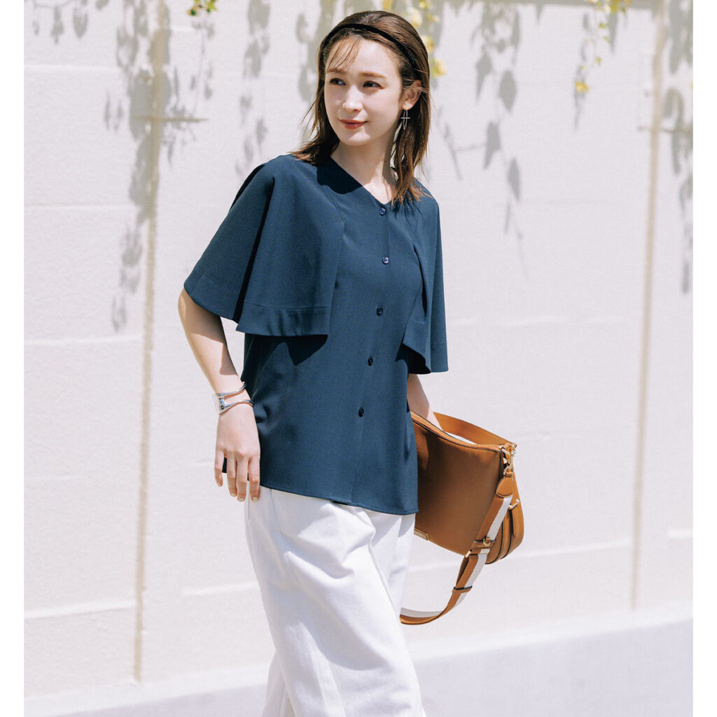 フレアスリーブブラウスと白パンツのコーデ