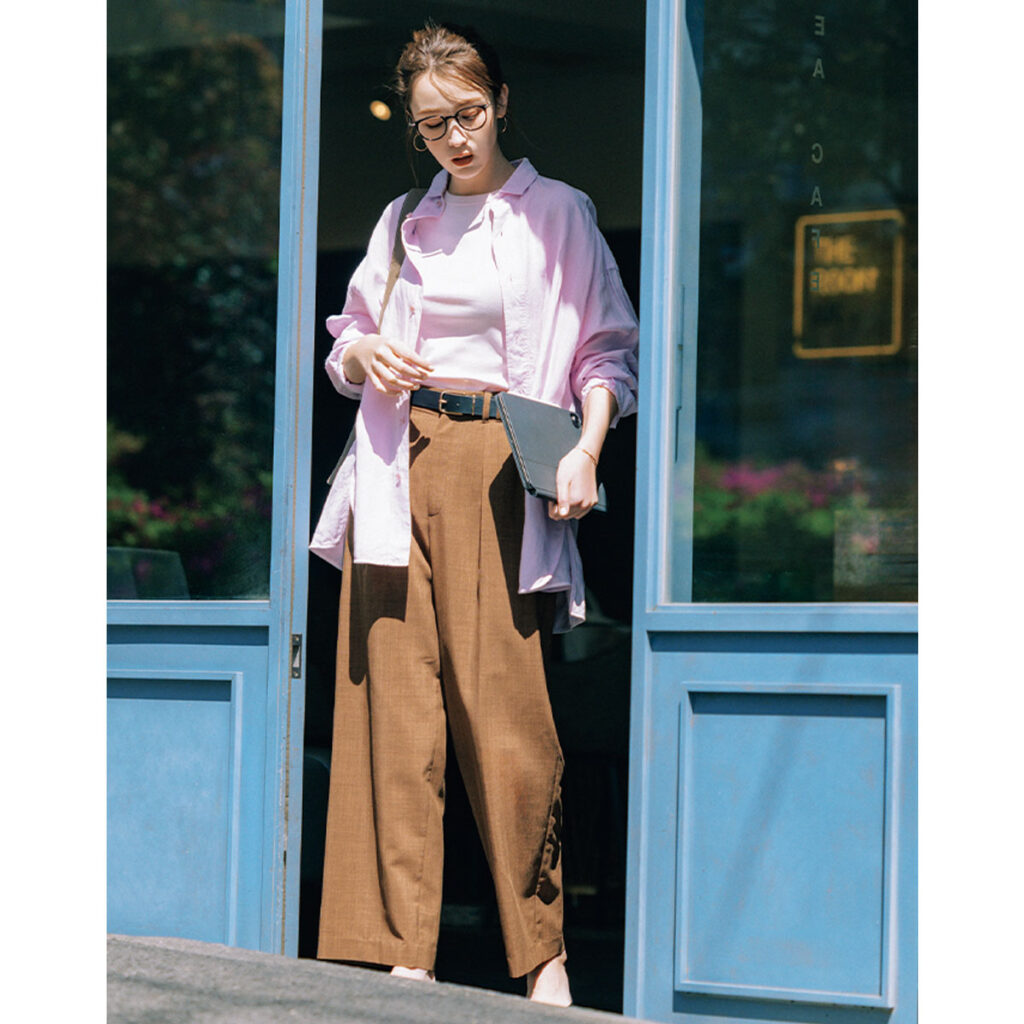 ブラウンのハイウエストパンツとピンクシャツのコーデ