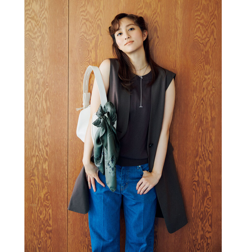 ブラックジレとデニムのコーデ