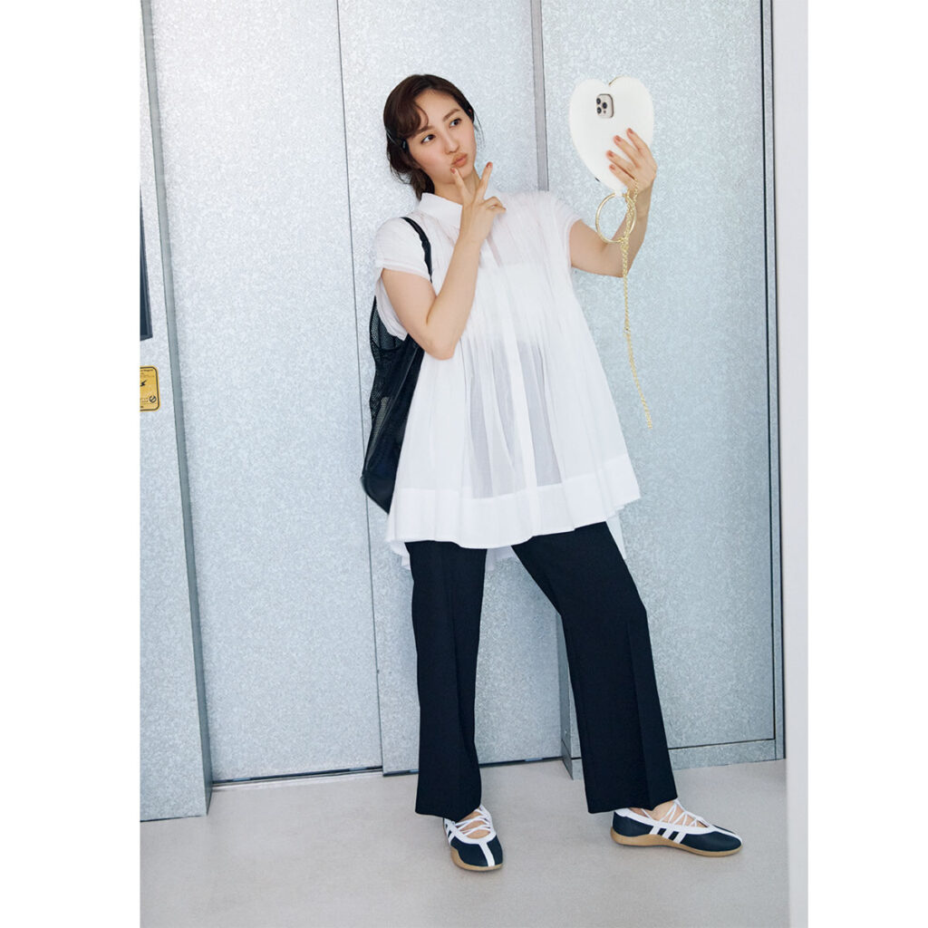 白ブラウスと黒パンツにバレエシューズのコーデ