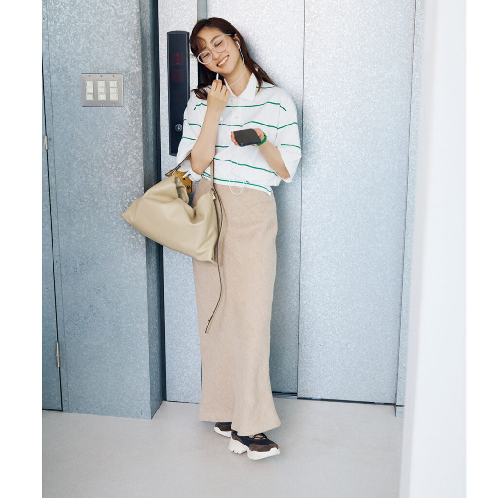 ポロシャツとロングスニーカーにバレエスニーカーのコーデ