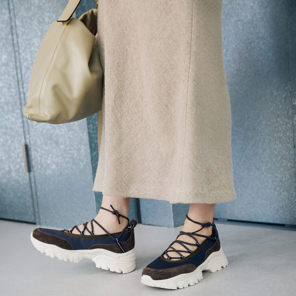 暑底ソールのバレエスニーカー