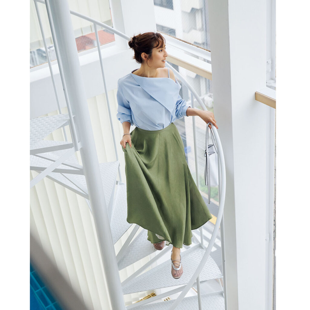 ワンショルブラウスとフレアスカートにメッシュパンプスのコーデ