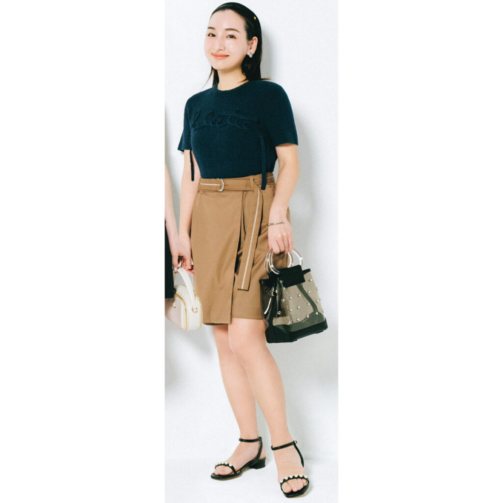 ロゴTとウエストベルト付きショートパンツのコーデ