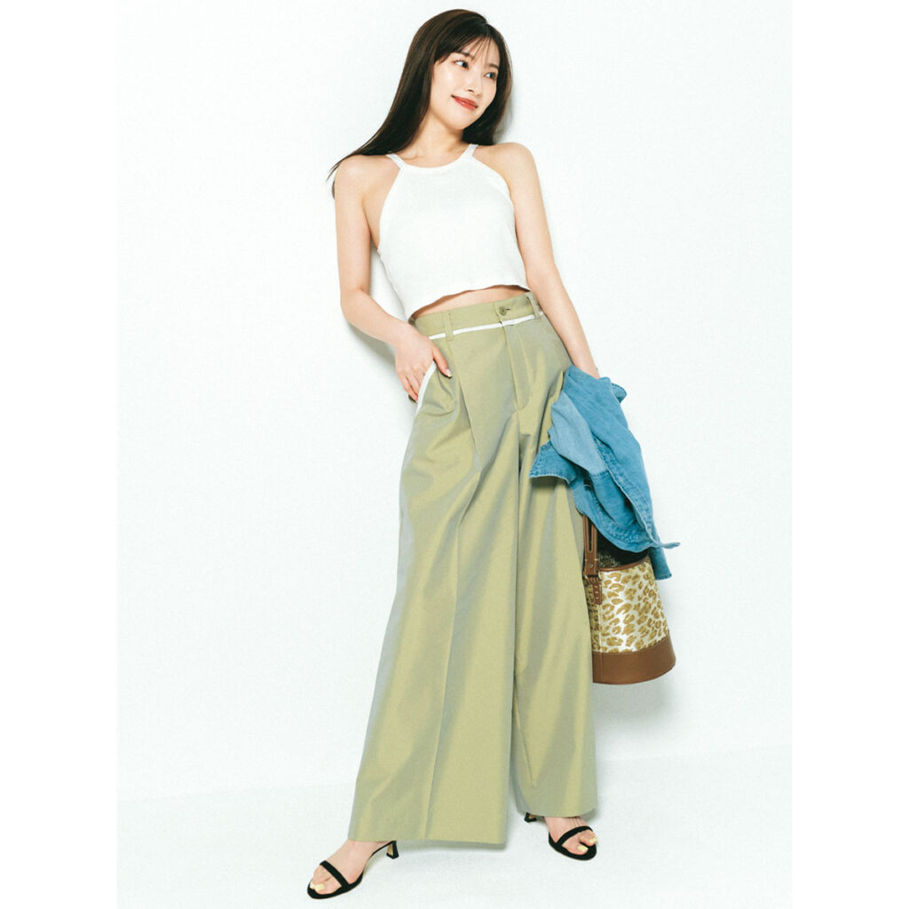 短丈タンクとラインパンツのコーデ