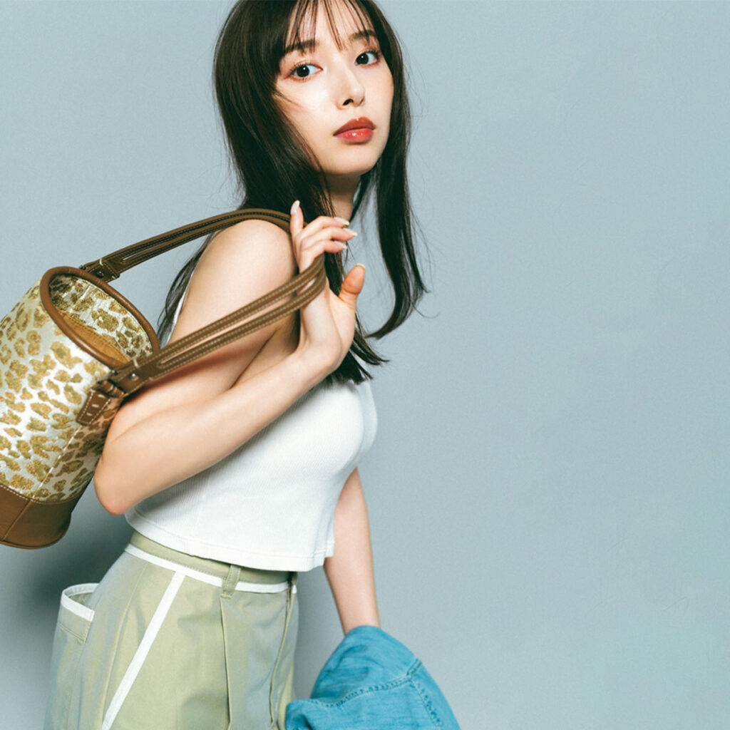 短丈タンクとラインパンツのコーデ