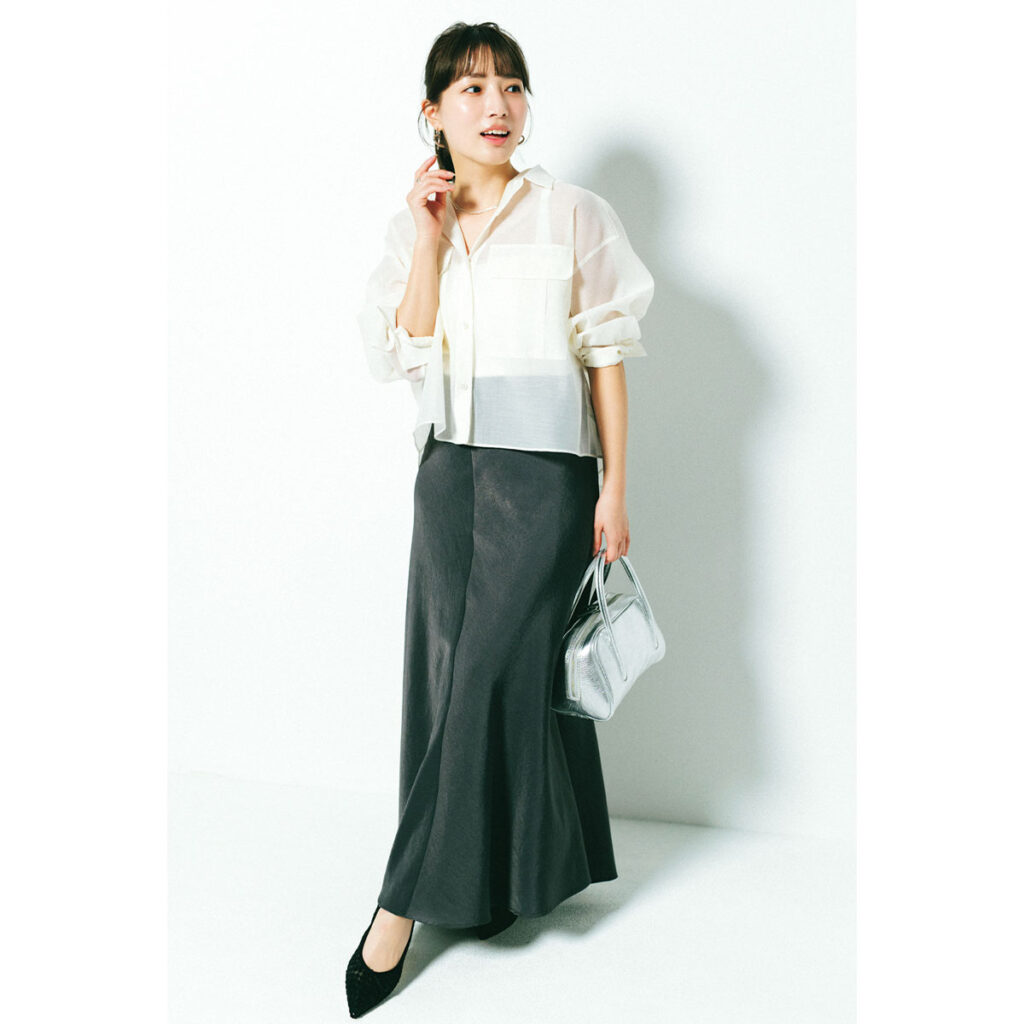 シアーシャツとナロースカートのコーデ