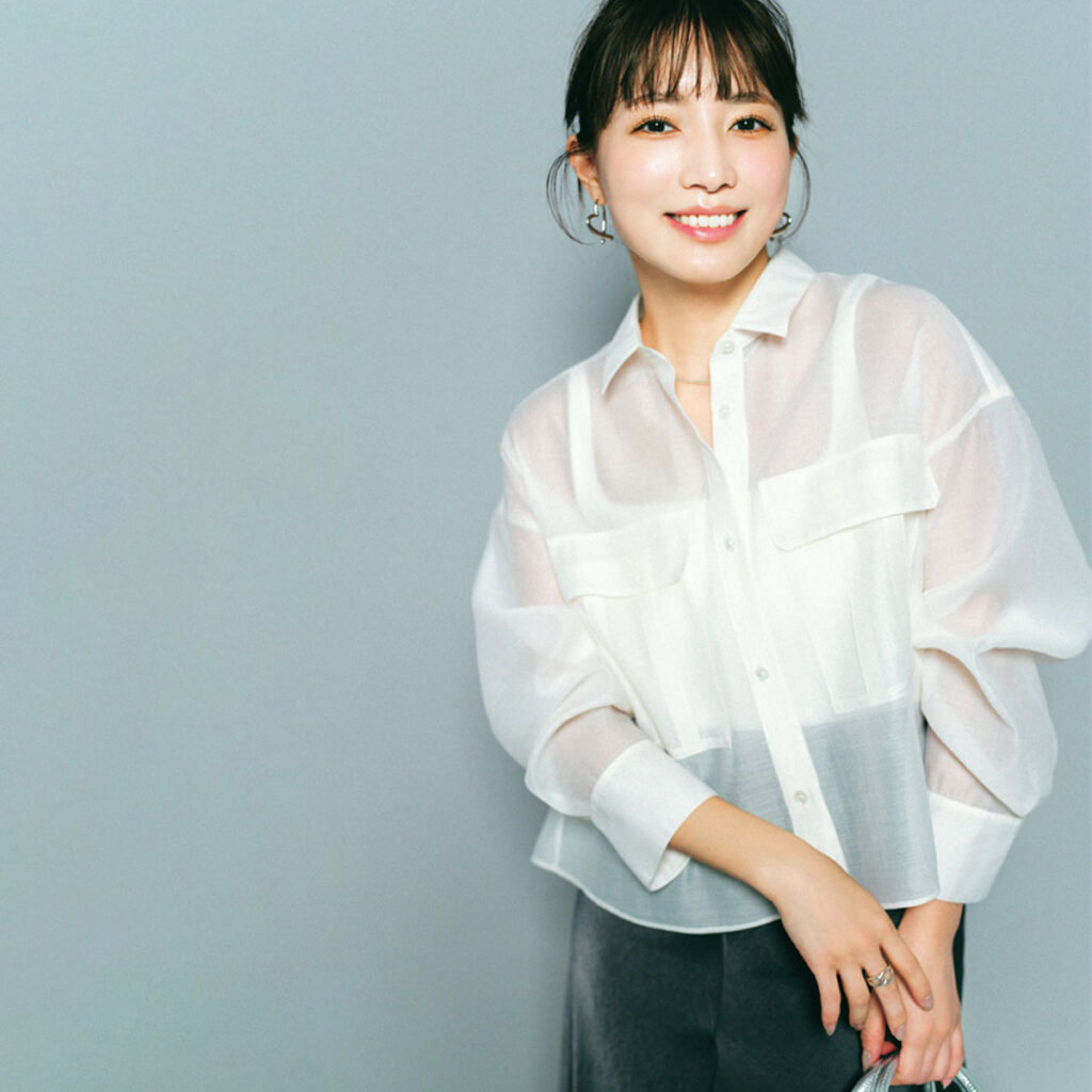 シアーシャツとナロースカートのコーデ