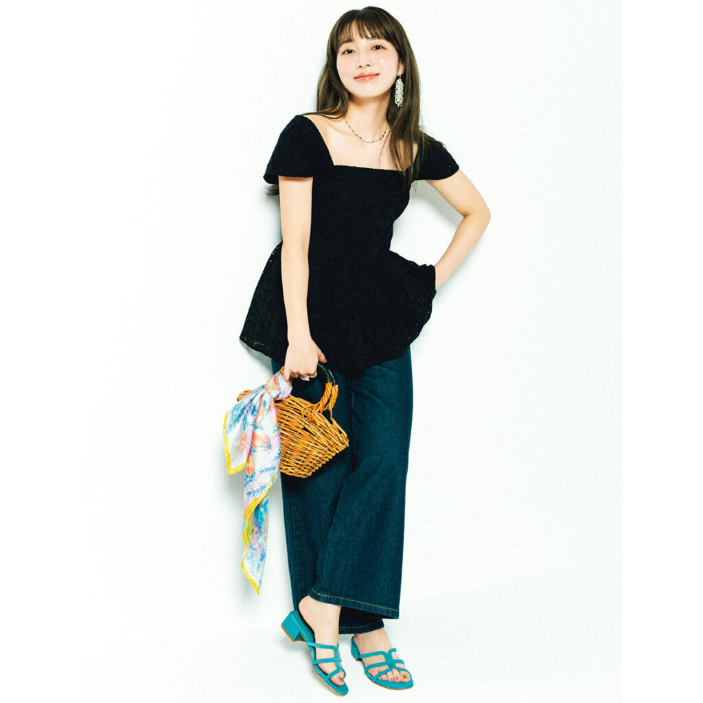 レーストップスとデニムのコーデ