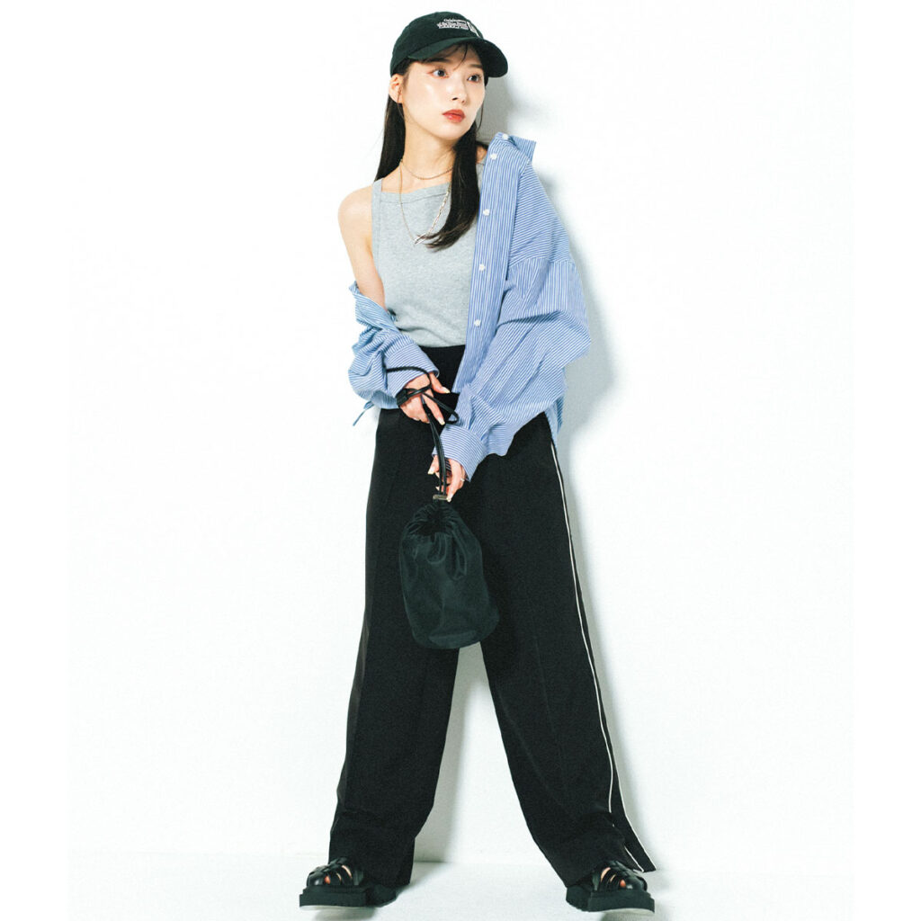 ストライプシャツとラインパンツのコーデ