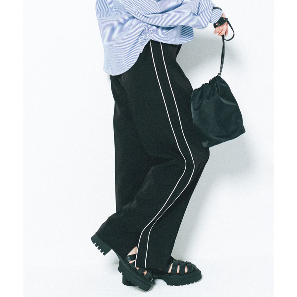 ストライプシャツとラインパンツのコーデ