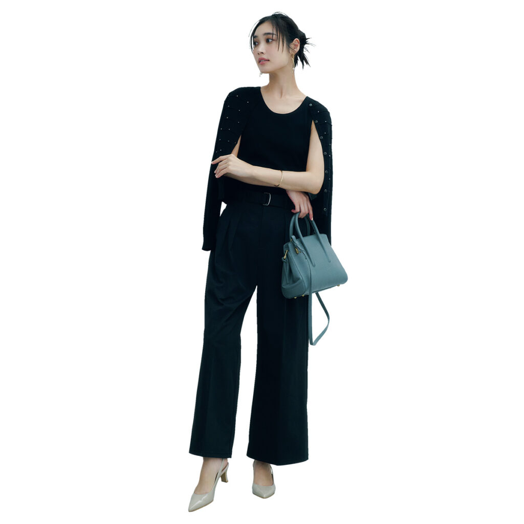 タンクトップとパンツにカーディガンを羽織ったオールブラックコーデ