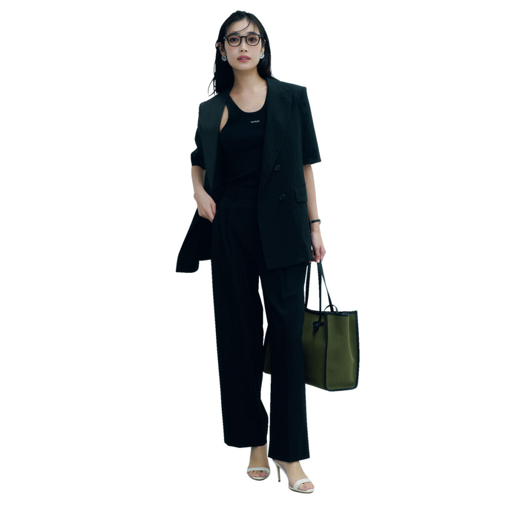 タンクトップとパンツに半袖ジャケットのオールブラックコーデ