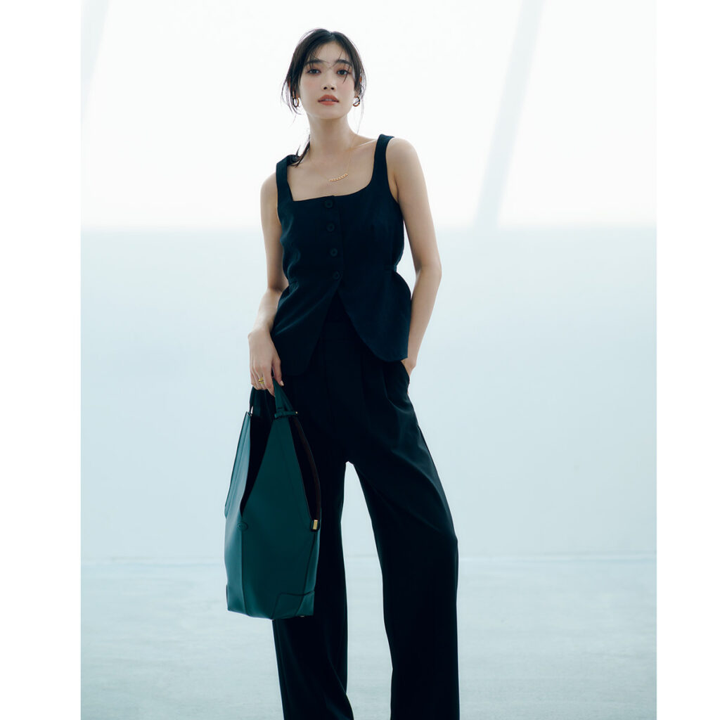 タンクトップとパンツのオールブラックコーデ