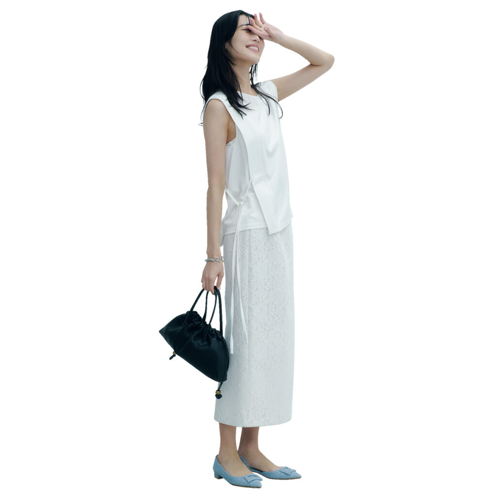 白デザインカットソー×白レーススカートのコーデ