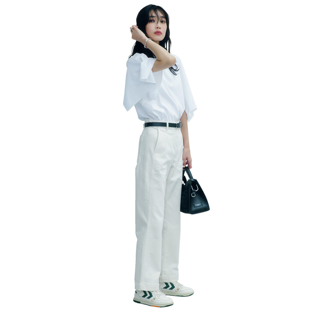 白T×白デニムのコーデ