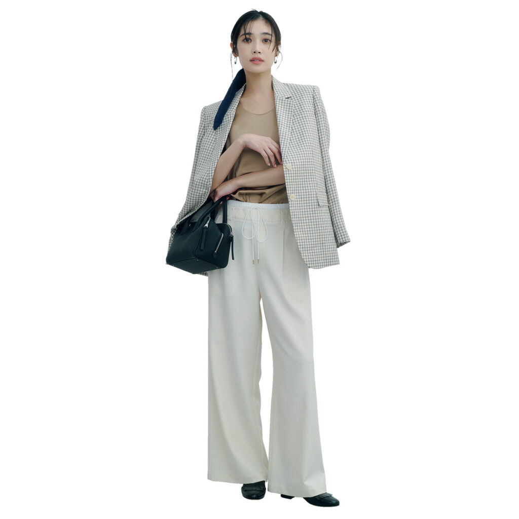 ベージュリネン風ジャケットと白パンツのコーデ