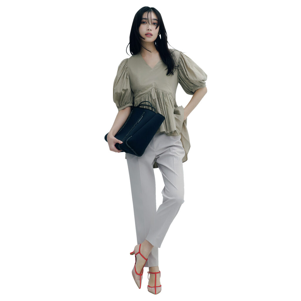 ベージュパフスリーブトップスとベージュスティックパンツのコーデ