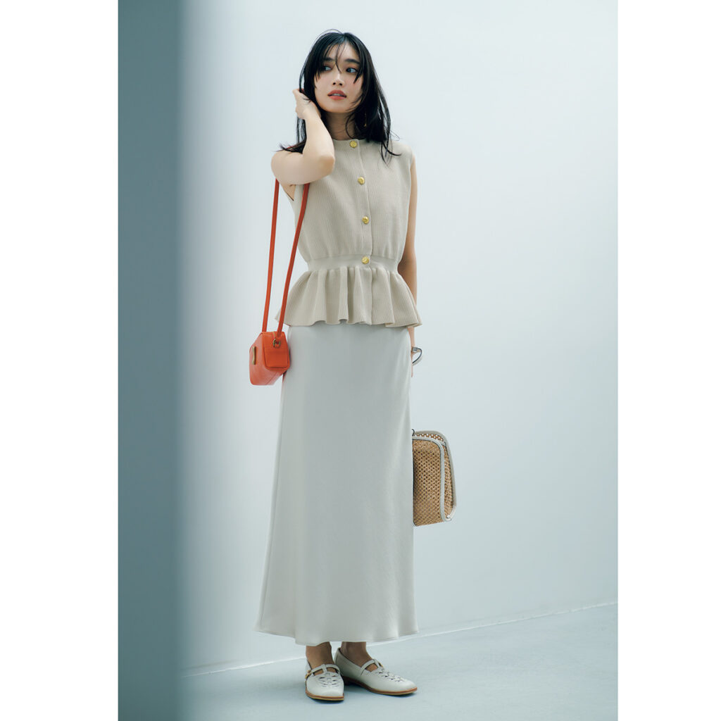 ニットトップスとサテンスカートのコーデ