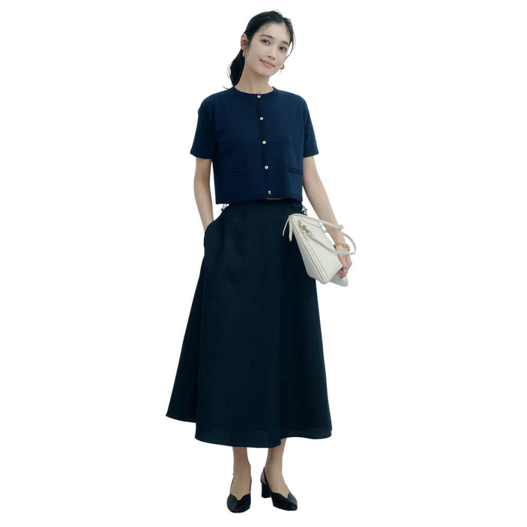 短丈カーディガンとフレアスカートのネイビーワントーンコーデ