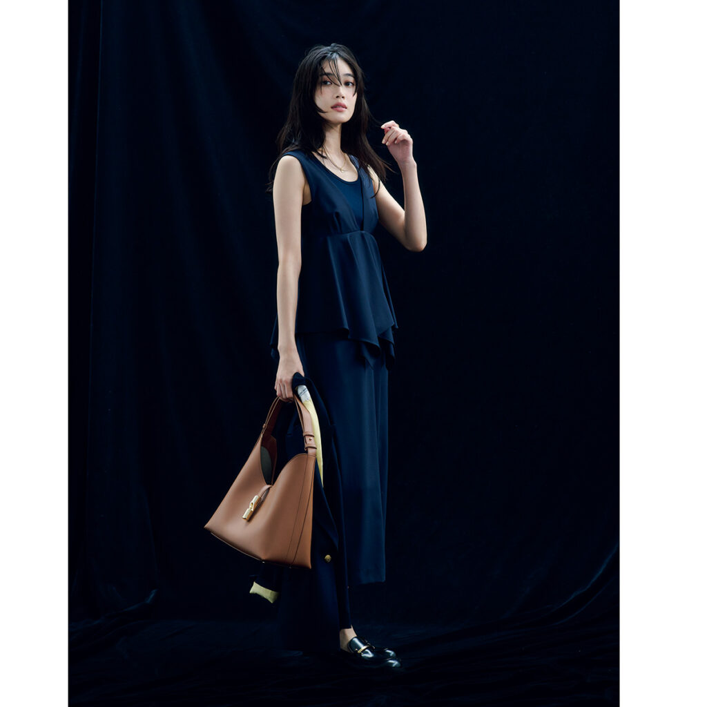 ペプラムレイヤードのネイビーワンピのコーデ