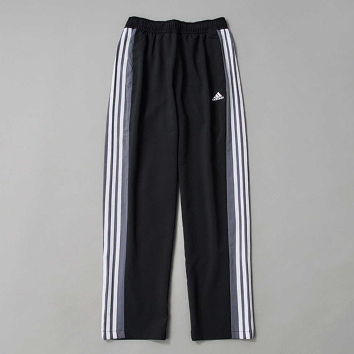 adidasのトラックパンツ