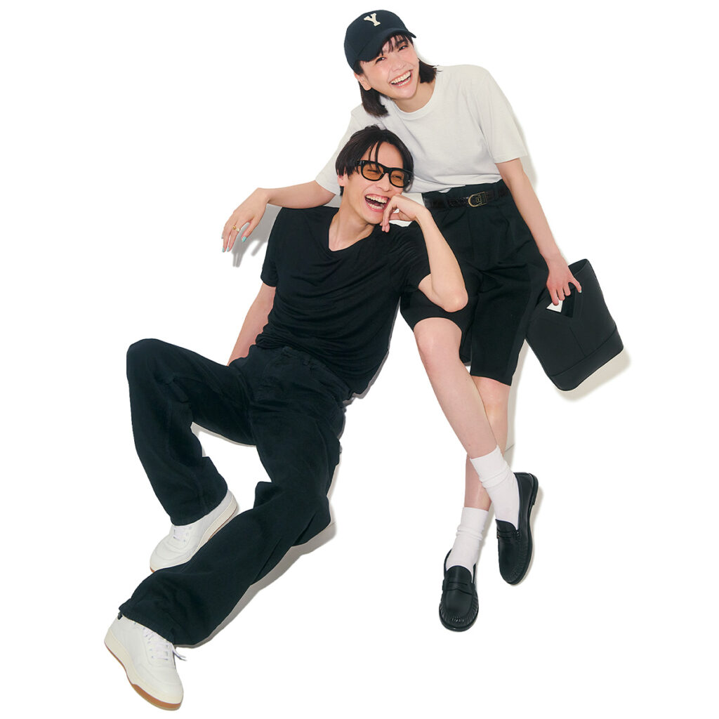 Tシャツと黒パンツのカップルリンクコーデ,モノトーンリンクコーデ