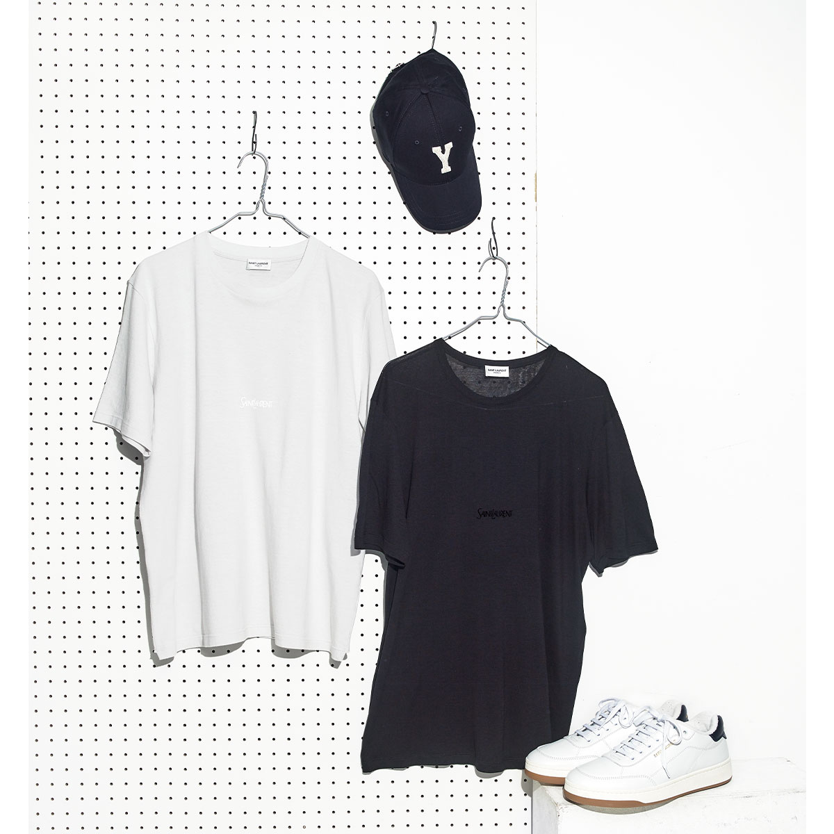 サンローランの控えめロゴTシャツ