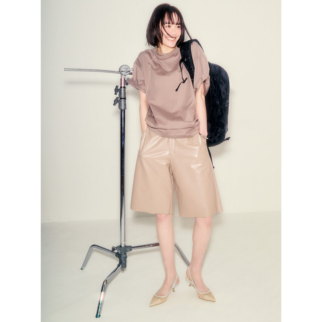 クルーネックTとハーフパンツのコーデ,ベージュのワントーンコーデ