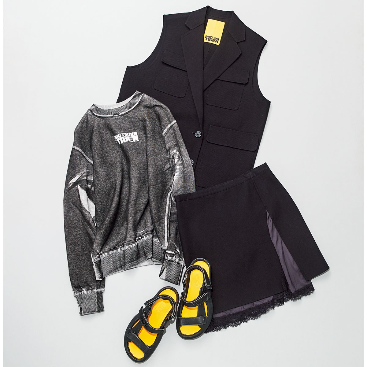 辛口モードなブラックコーデ