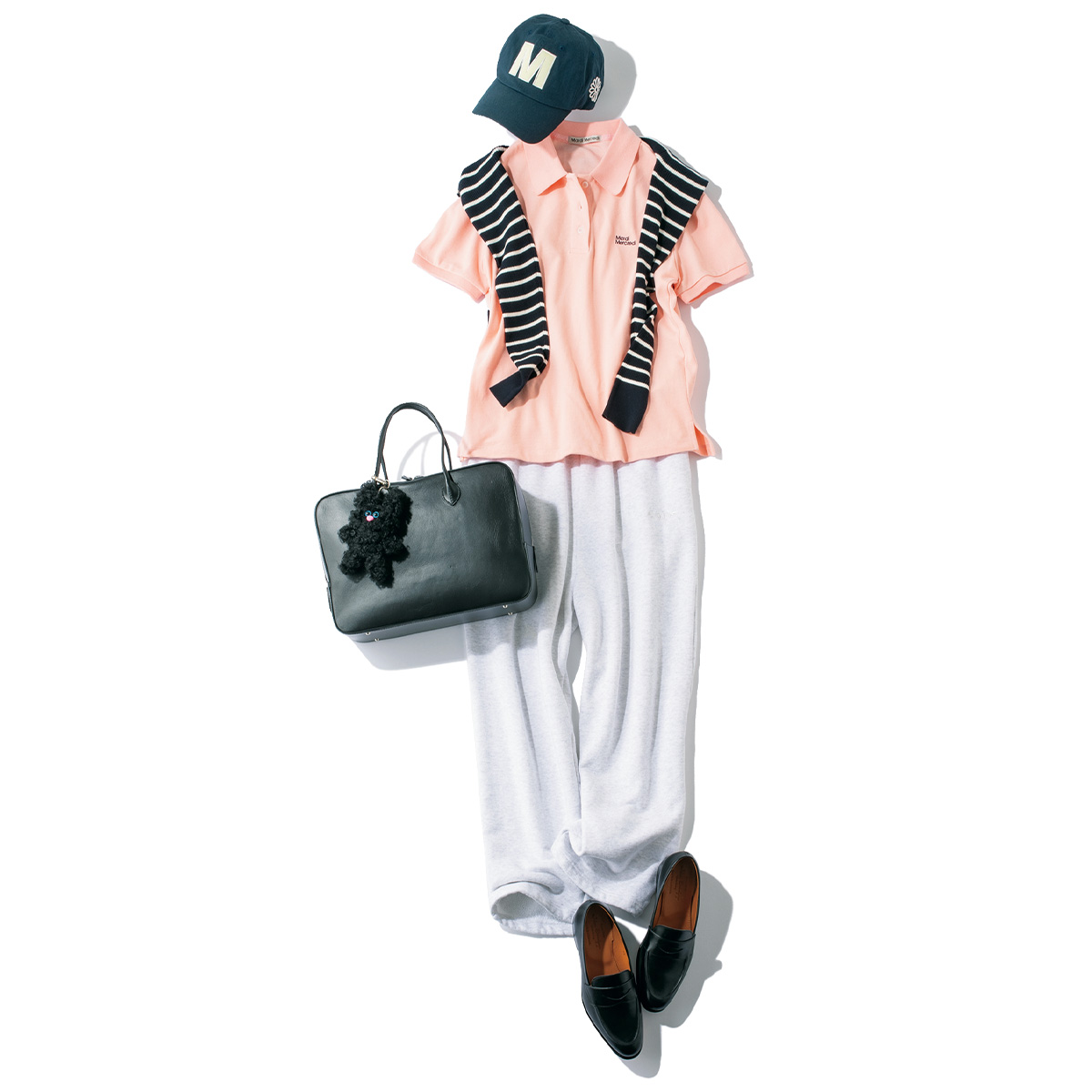 マルディのカラーポロにスウェットパンツとローファーのコーデ