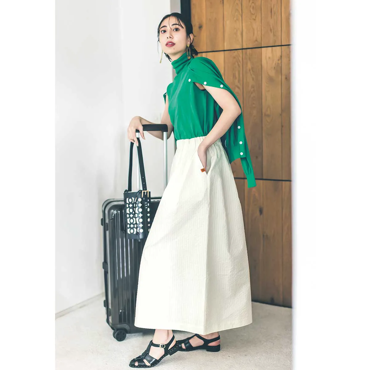 空港コーデでおすすめのニットアンサンブル×フレアスカートの土屋巴瑞季さん。