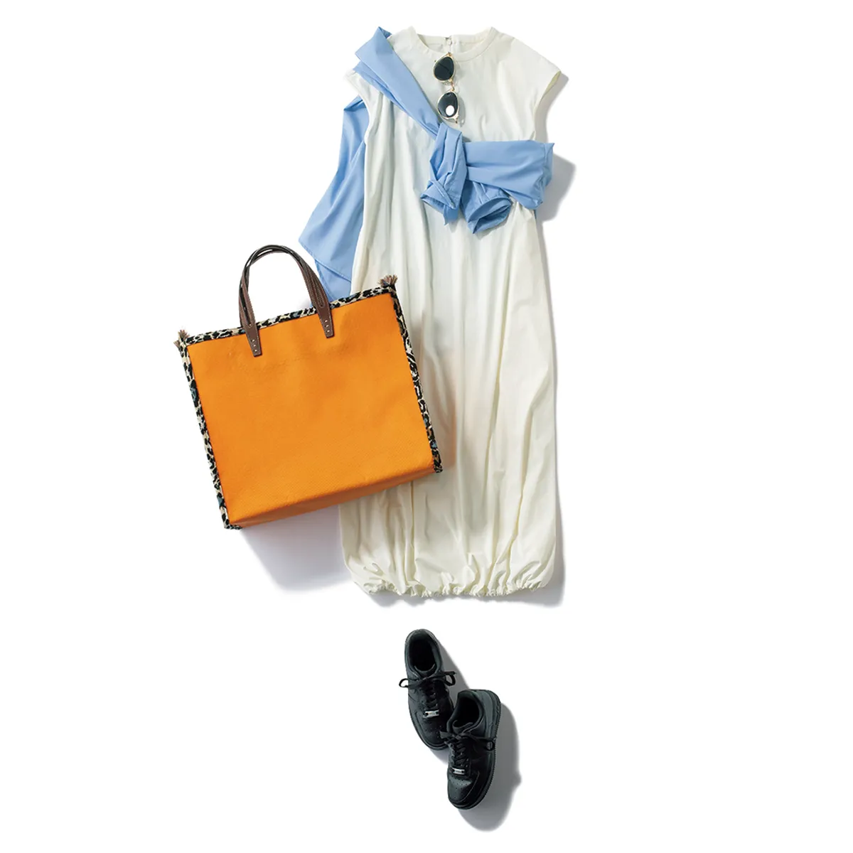 空港コーデでおすすめのワンピース×シャツのたすき掛けのコーディネートの置き画。