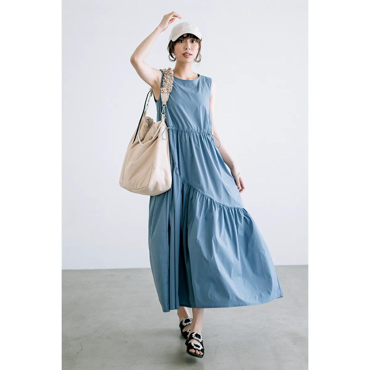 空港コーデでおすすめのノースリーブワンピース姿の土屋巴瑞季さん。
