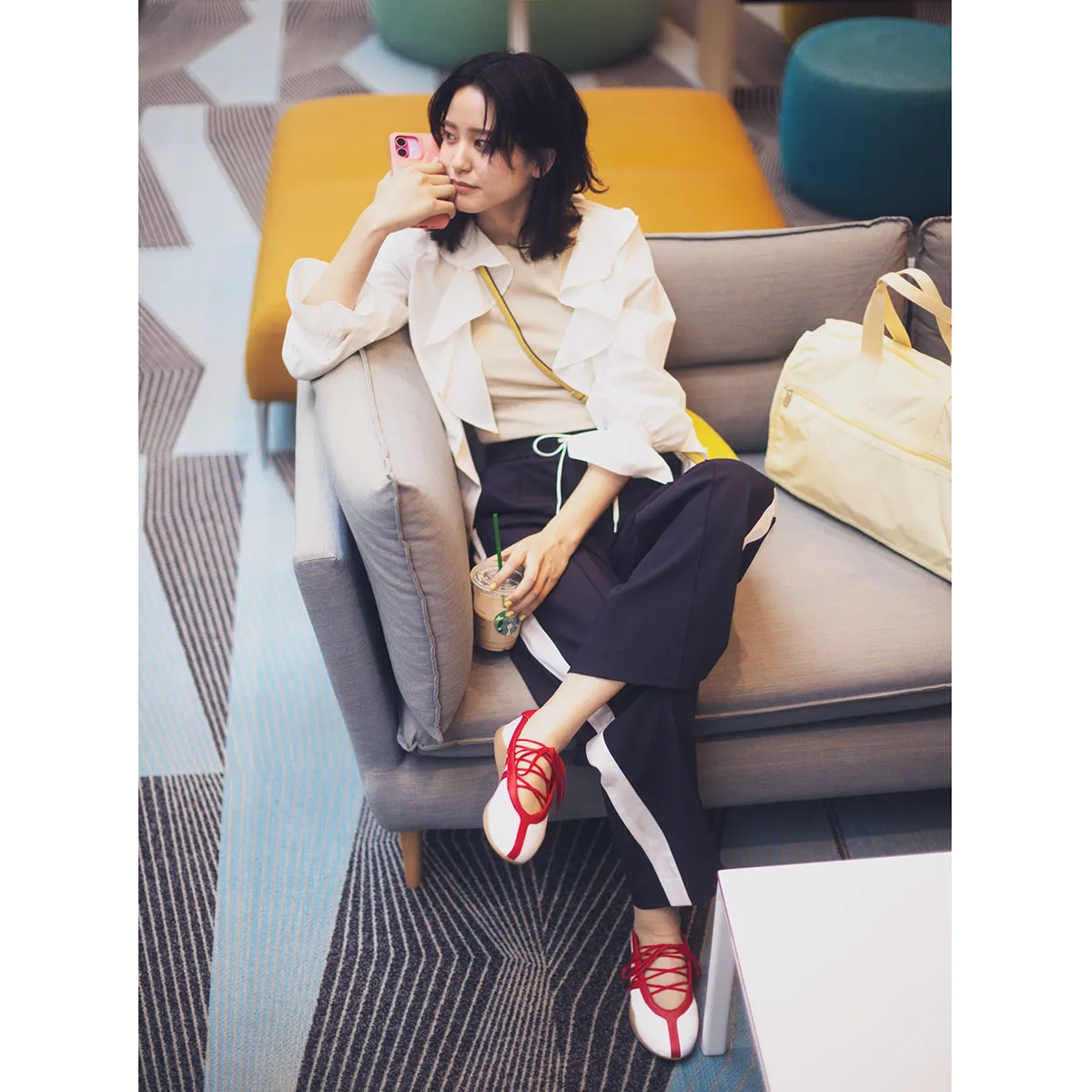 空港コーデでおすすめのブラウス×ラインパンツの山崎紘菜さん。