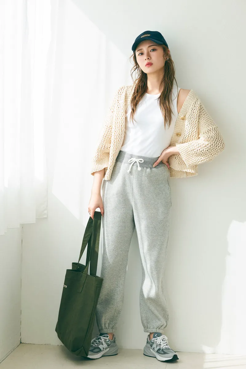 空港コーデでおすすめのタンクトップ×メッシュカーディガン×スウェットパンツの梅澤美波さん。