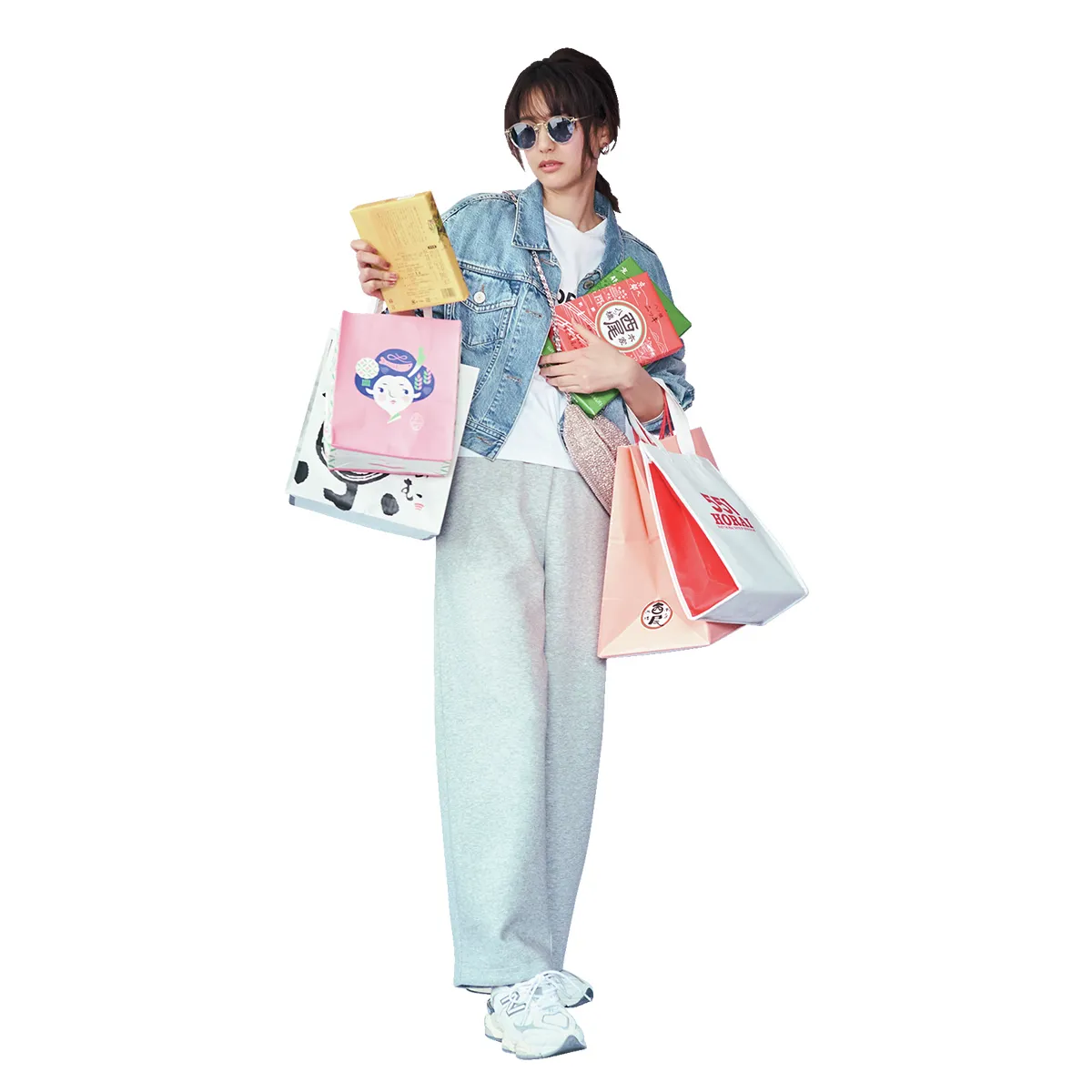 空港コーデでおすすめのデニムジャケット×スウェットパンツの山崎紘菜さん。